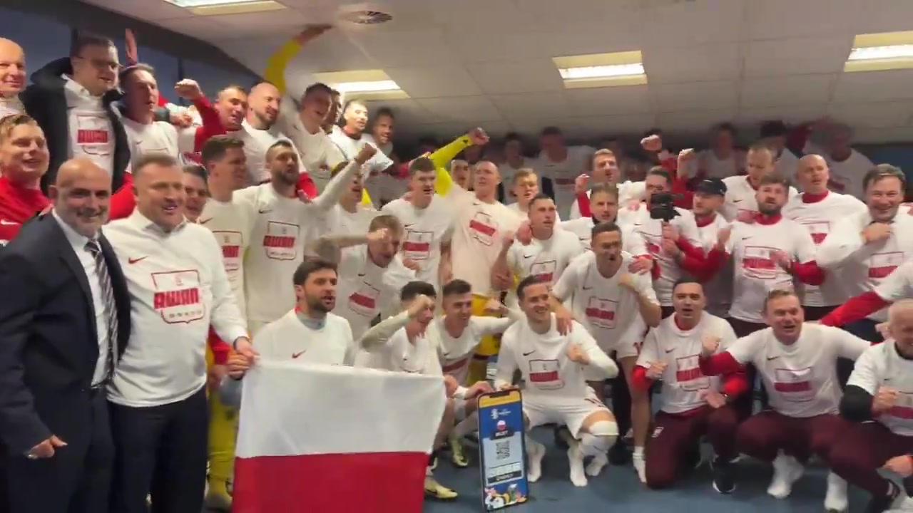 连续5届晋级欧洲杯正赛！波兰球员赛后在更衣室激情庆祝