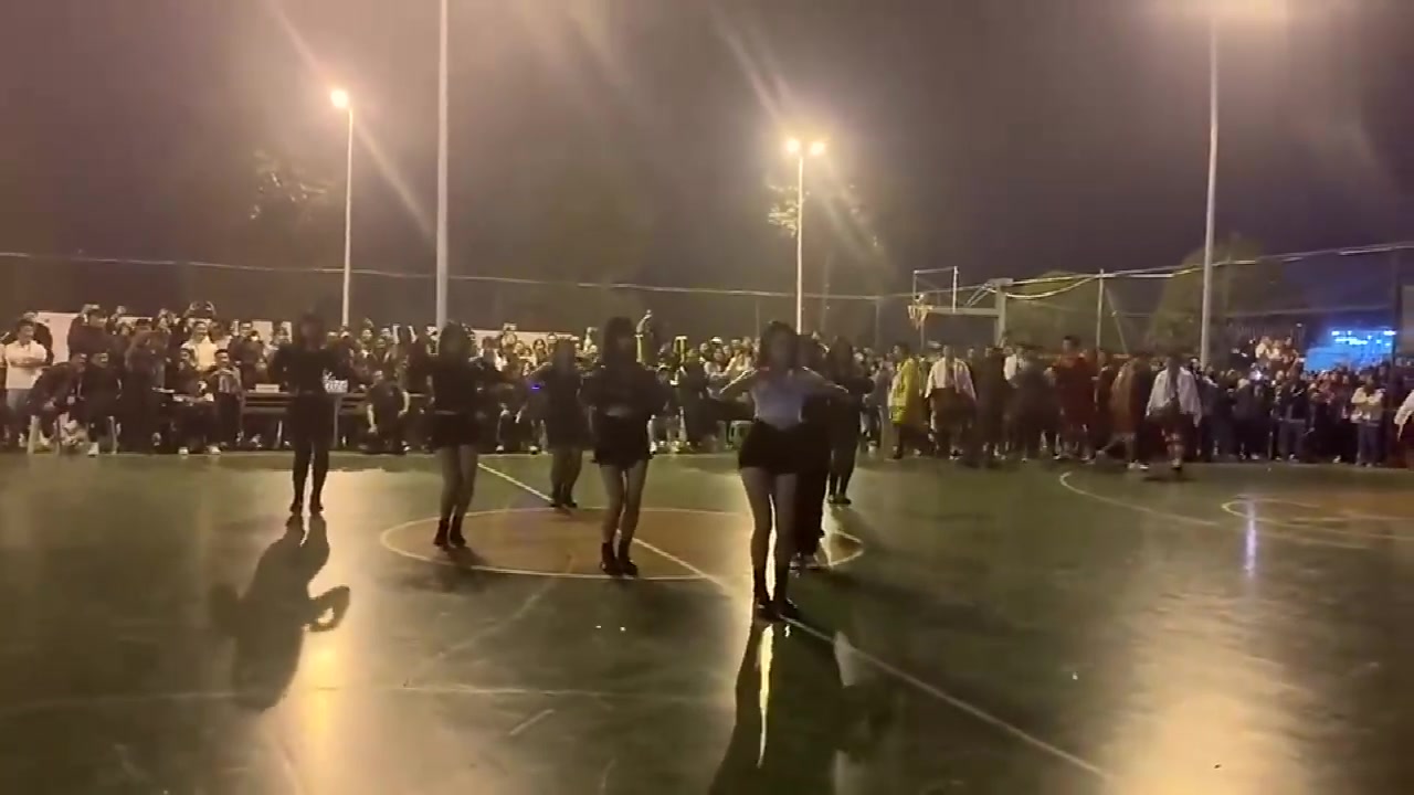 现在校园篮球赛玩的这么嗨，中场竟然还有啦啦队表演！