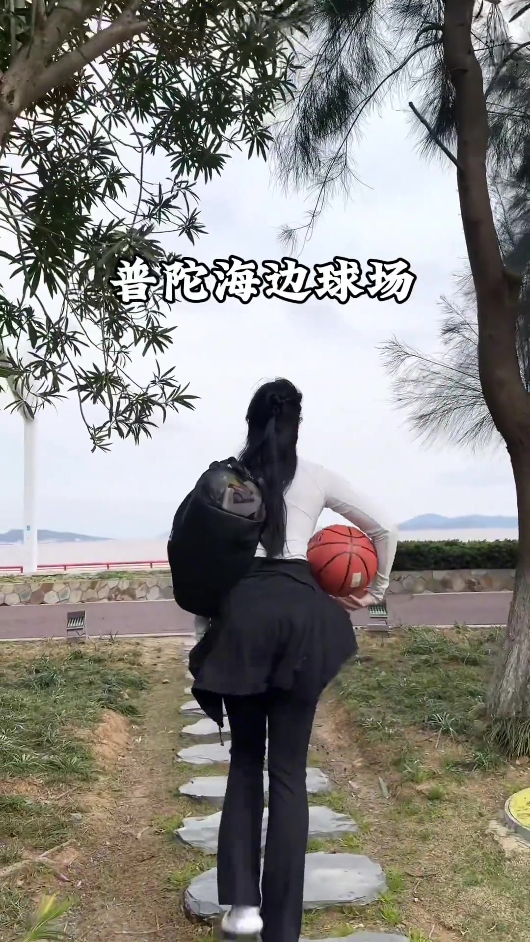 篮球女网红沁纯：来上海普陀的海边球场，与海风来一场约会