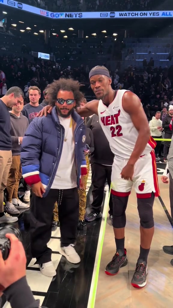 马塞洛与巴特勒合影，话说NBA场馆到底是冷还是热？