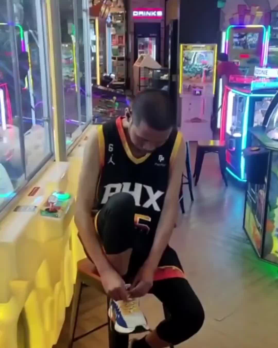 起猛了！看到杜兰特在玩投篮机