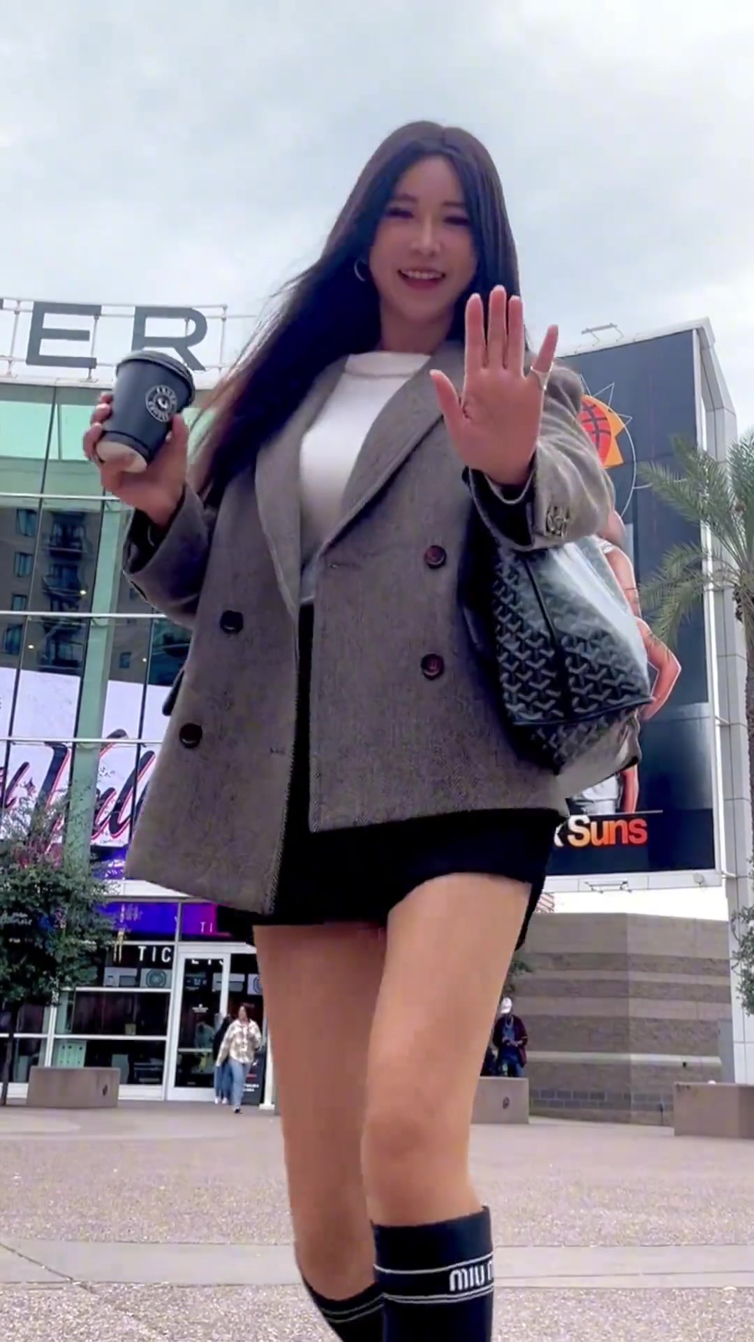 周玲安在森林狼主场拍变装视频！这一身白色穿搭非常显气质！