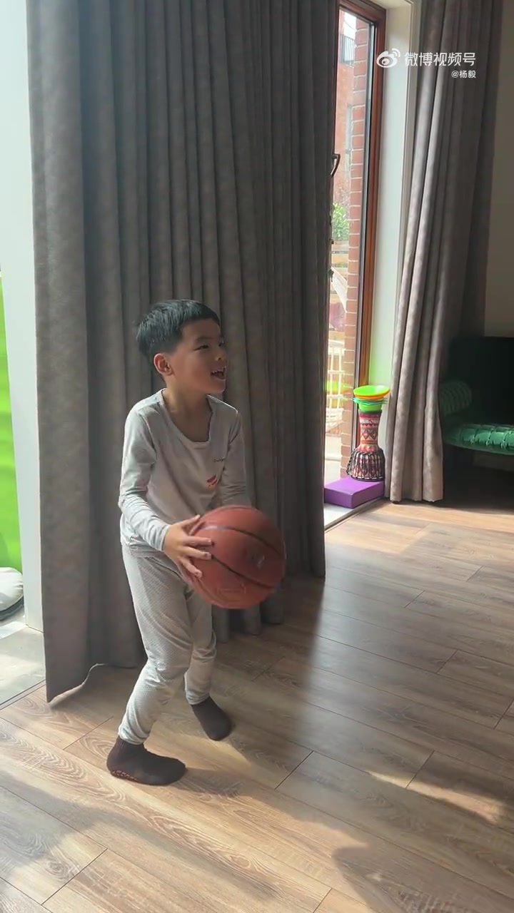 笑死！杨毅的儿子模仿NBA球星罚球姿势，并说：你猜猜这是谁？