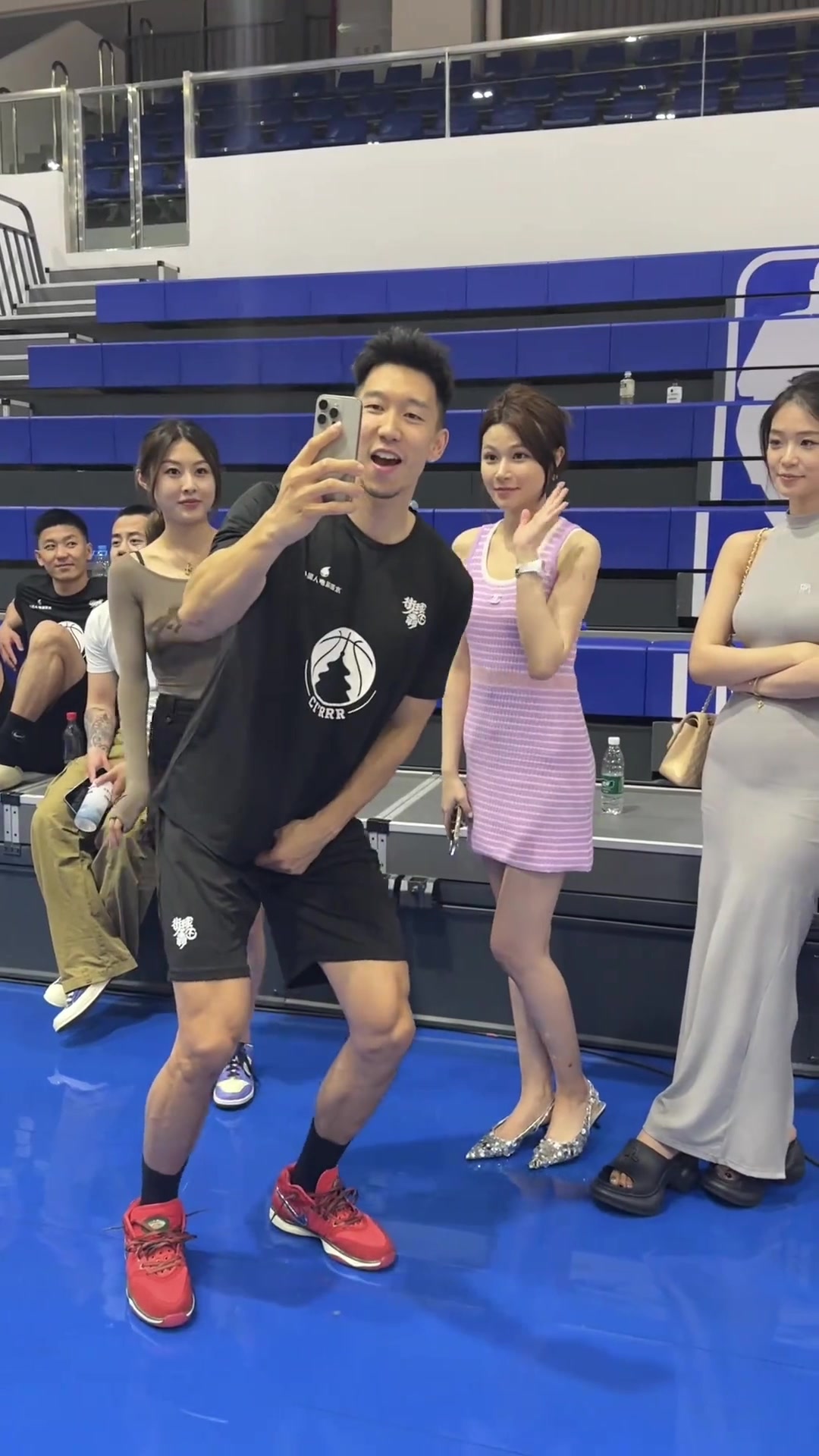 真羡慕啊！曹岩和球场边多位美女一一拍照合影打招呼~