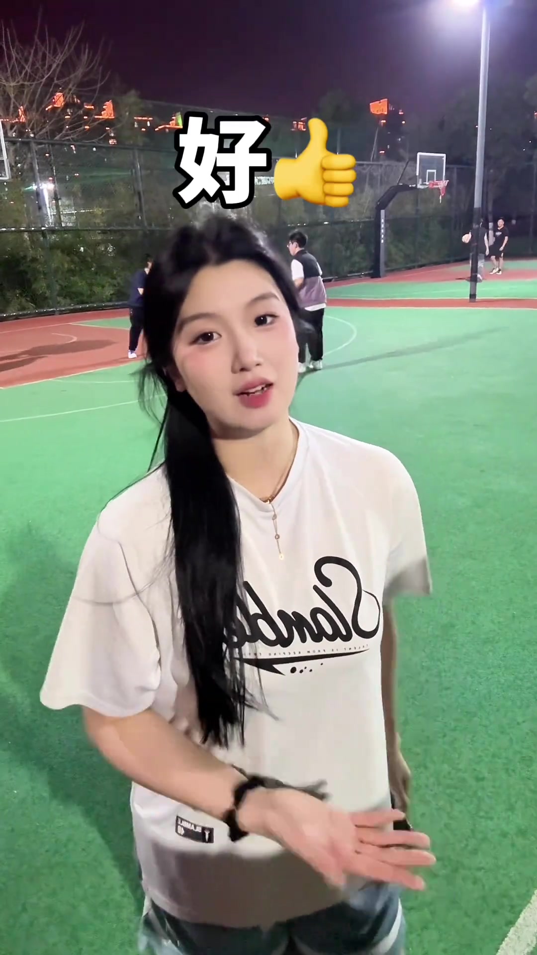 为什么老是穿紧身衣打球，显身材？肘姐：那我今天穿松弛一点