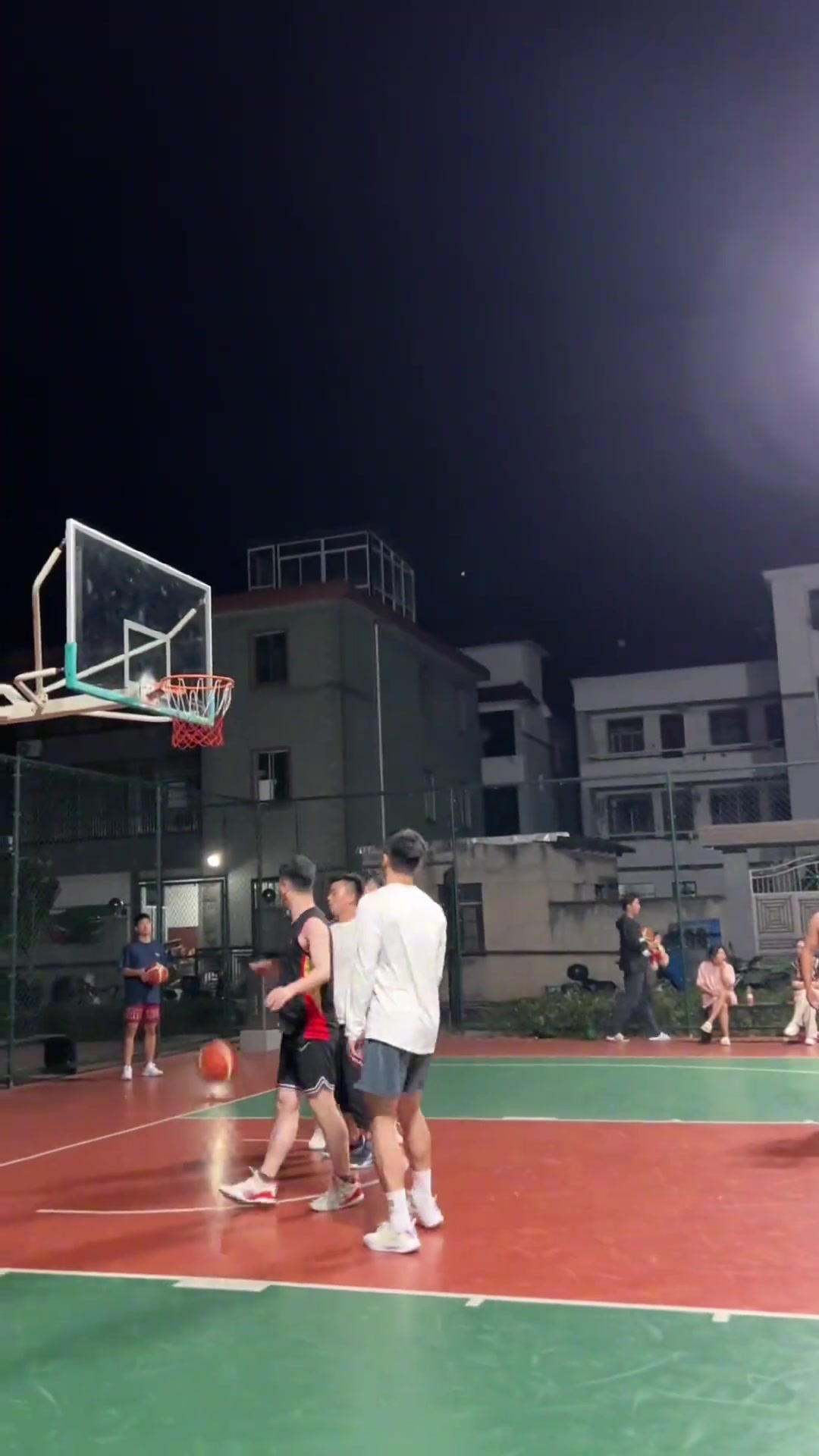 村霸在篮球场日常无解单打 村民们换谁就是防不住