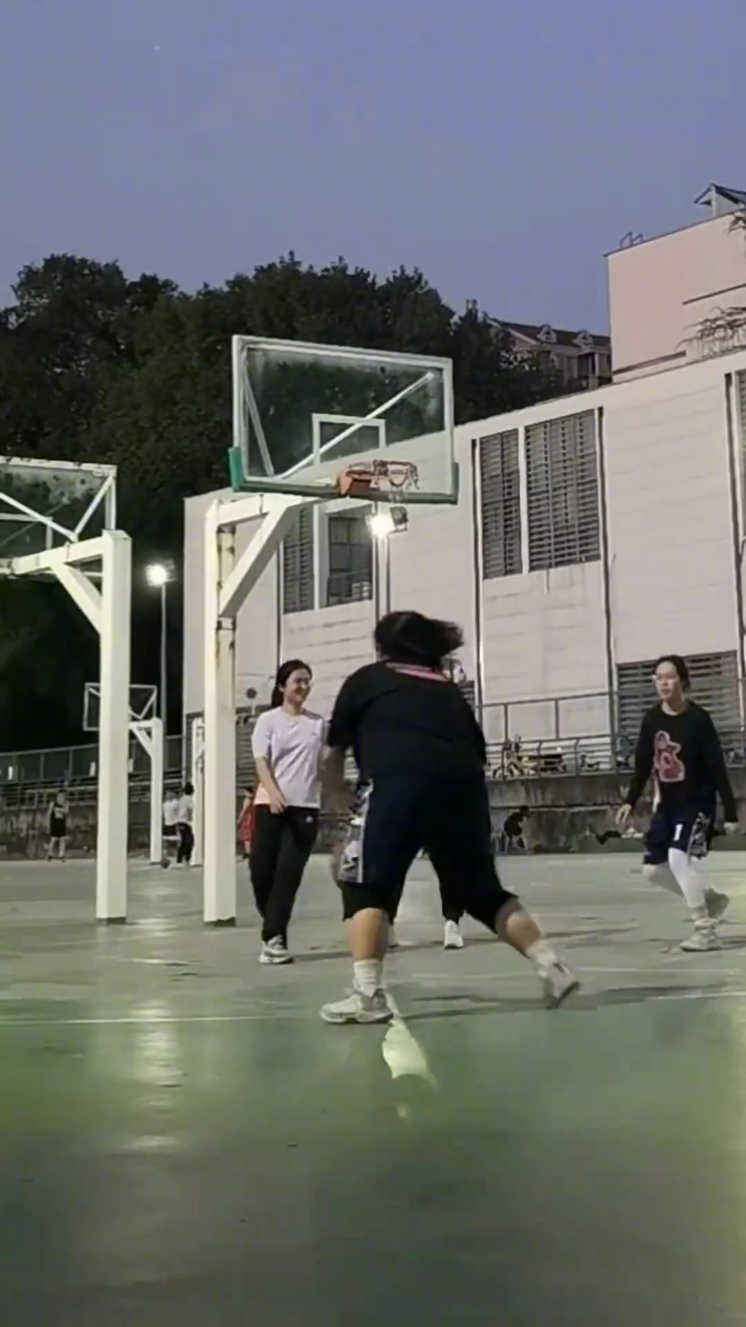 微胖小姐姐打球不靠吨位纯靠技术