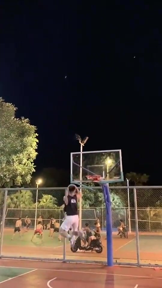哥们，你吃啥长大的呀？平框暴扣说来就来啊！