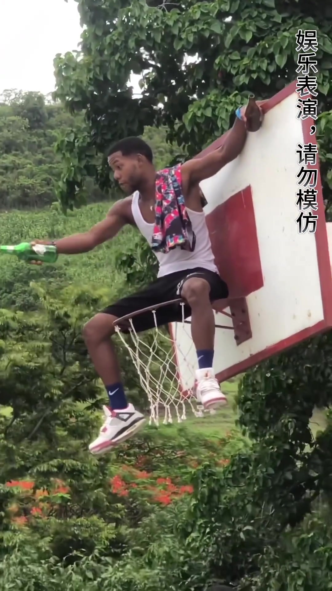 奥尼尔要把篮筐扣碎了，阁下该如何落地？