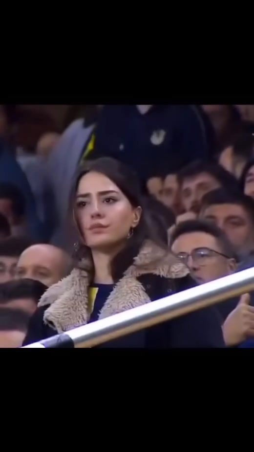 据说很多球迷在观看比赛的时候关注到这个女人