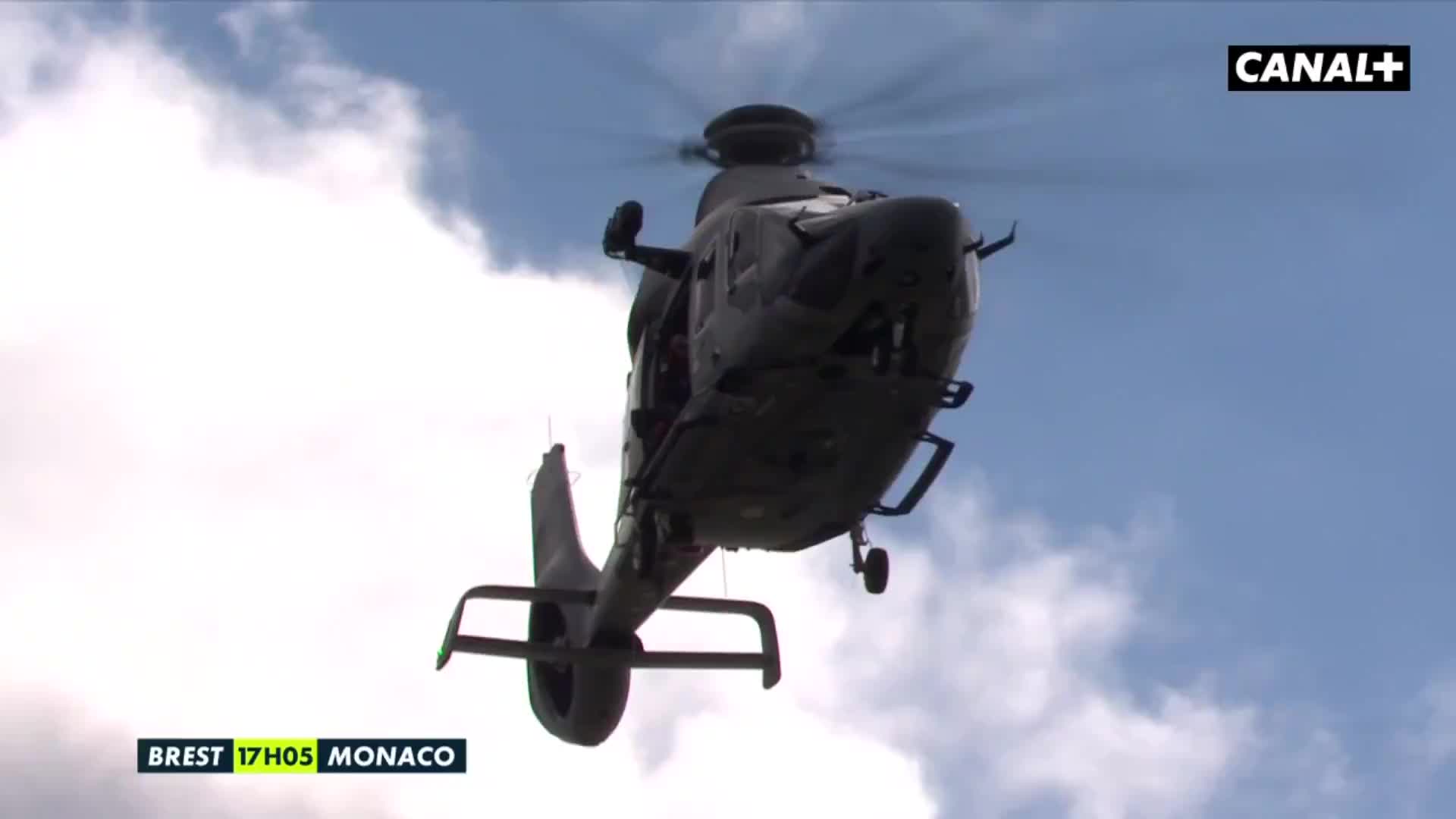 高端大气上档次！摩纳哥比赛用球由直升机运送抵达！