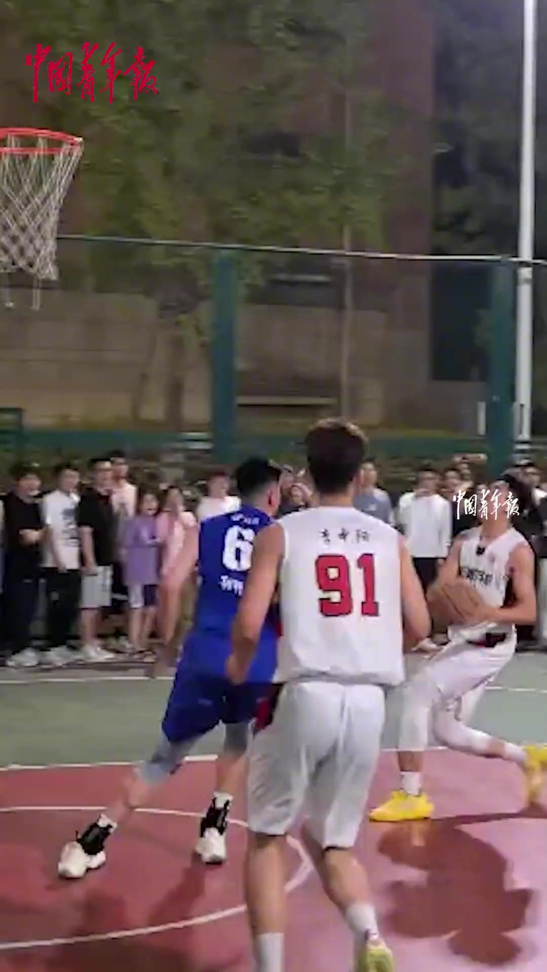 西安交通大学篮球赛 最后3.5秒男生投3分绝杀 全场沸腾！