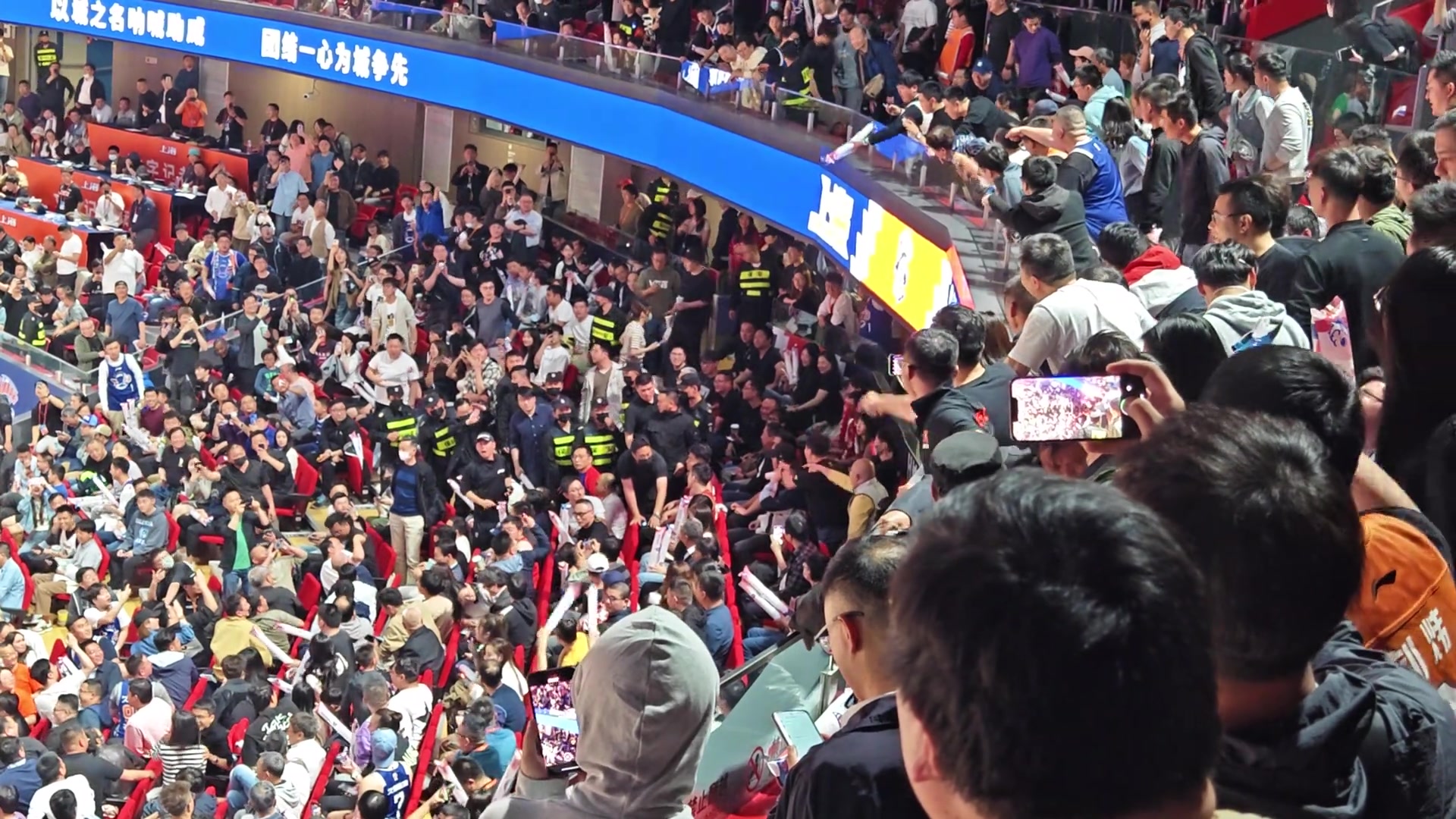 火药味！一浙江球迷在上海主场遭到一群主队球迷怒喷