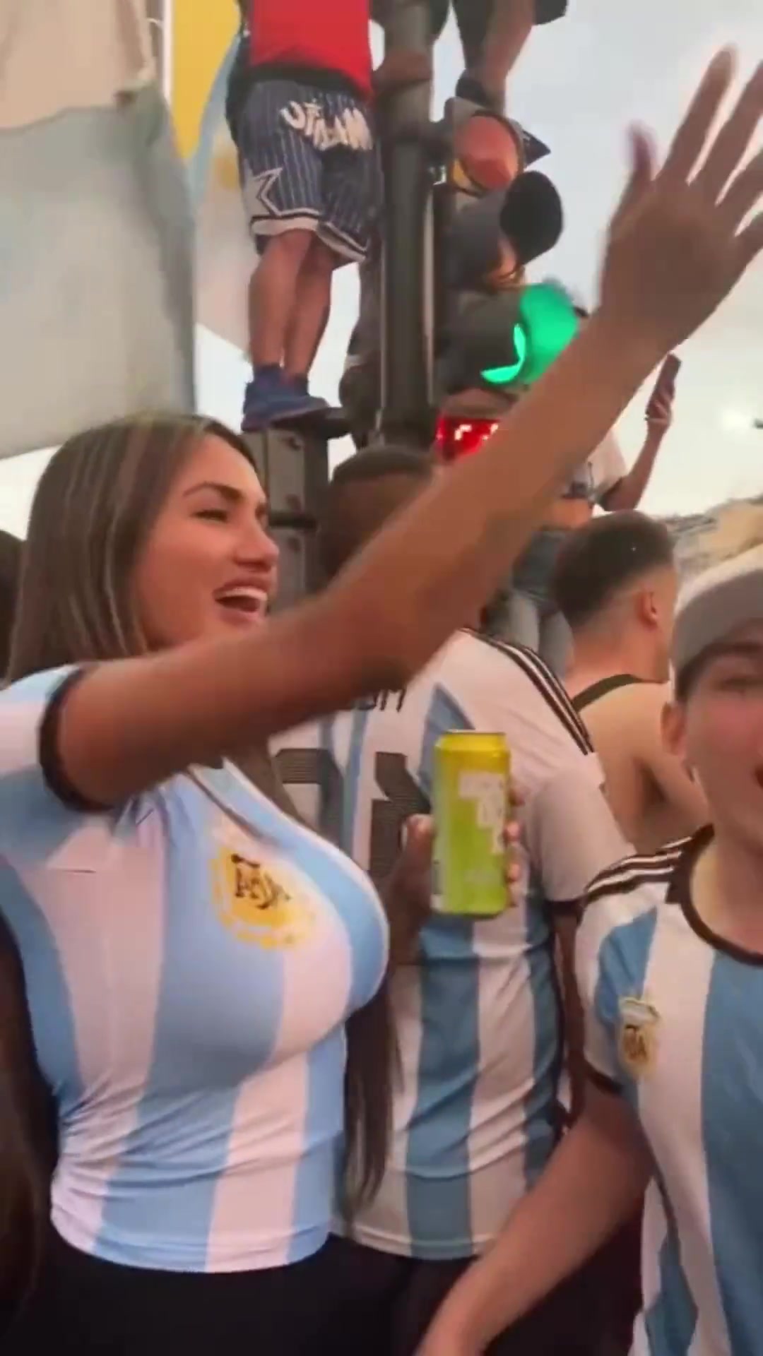 靓丽的风景！阿根廷美女球迷欢呼喜笑颜开！