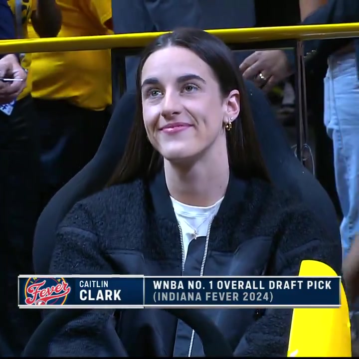 她才是印第安纳真正的新宠？WNBA状元克拉克现身步行者主场，球迷献上热烈掌声！