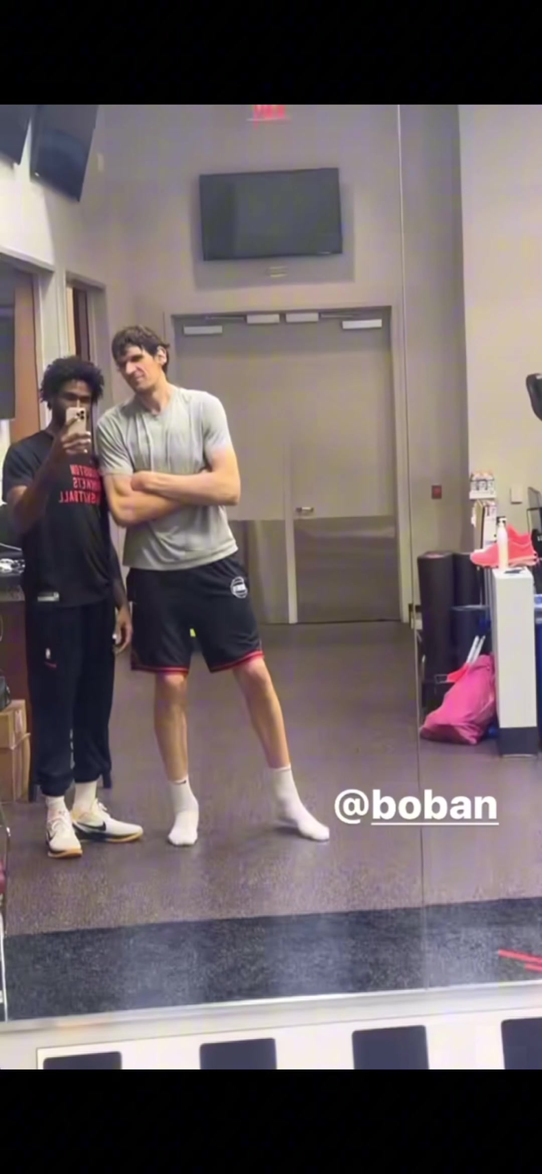 伊森和博班这干啥呢，在健身房里拍逗比视频？