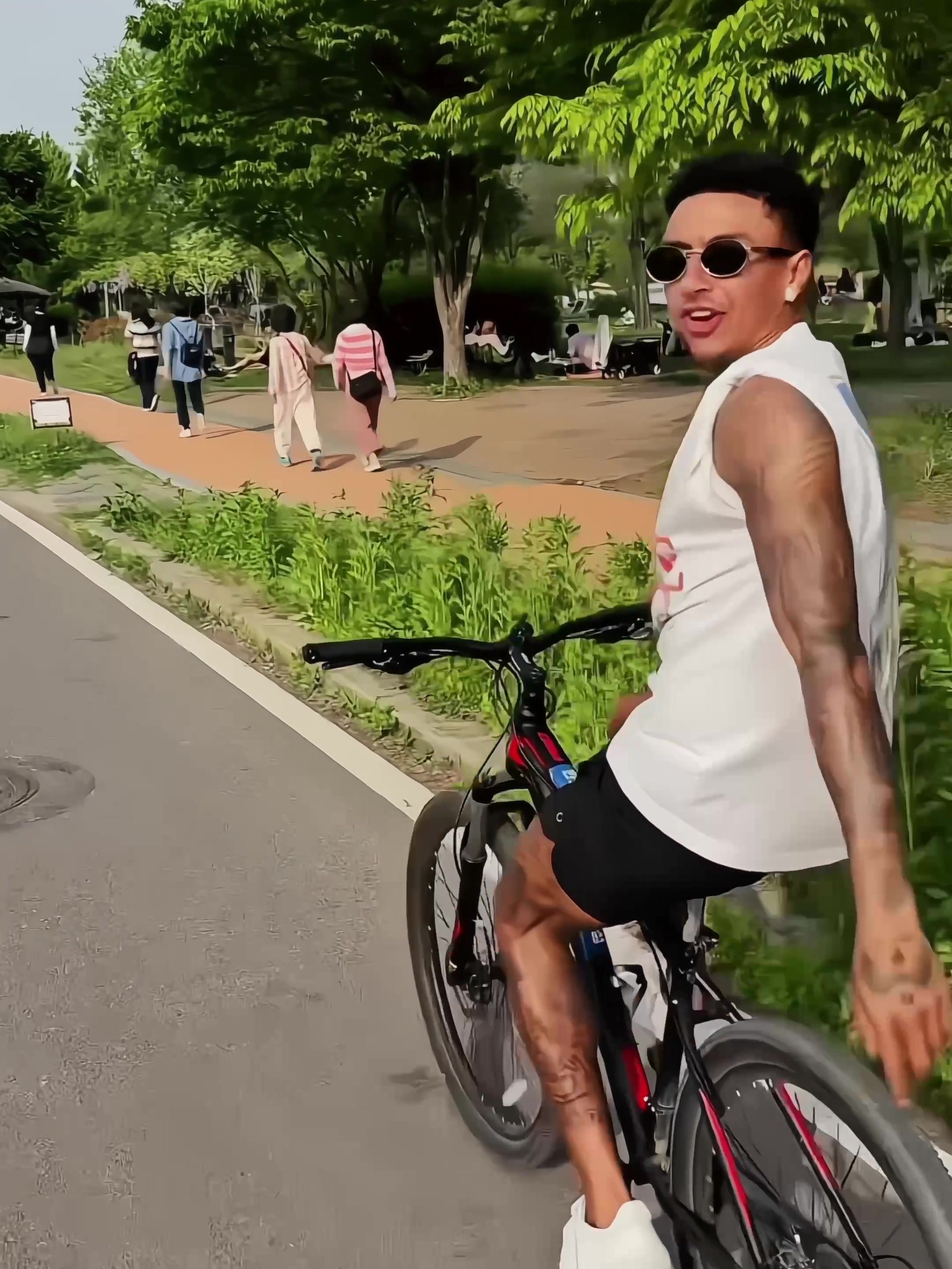 林加德在韩国街头骑自行车，享受生活