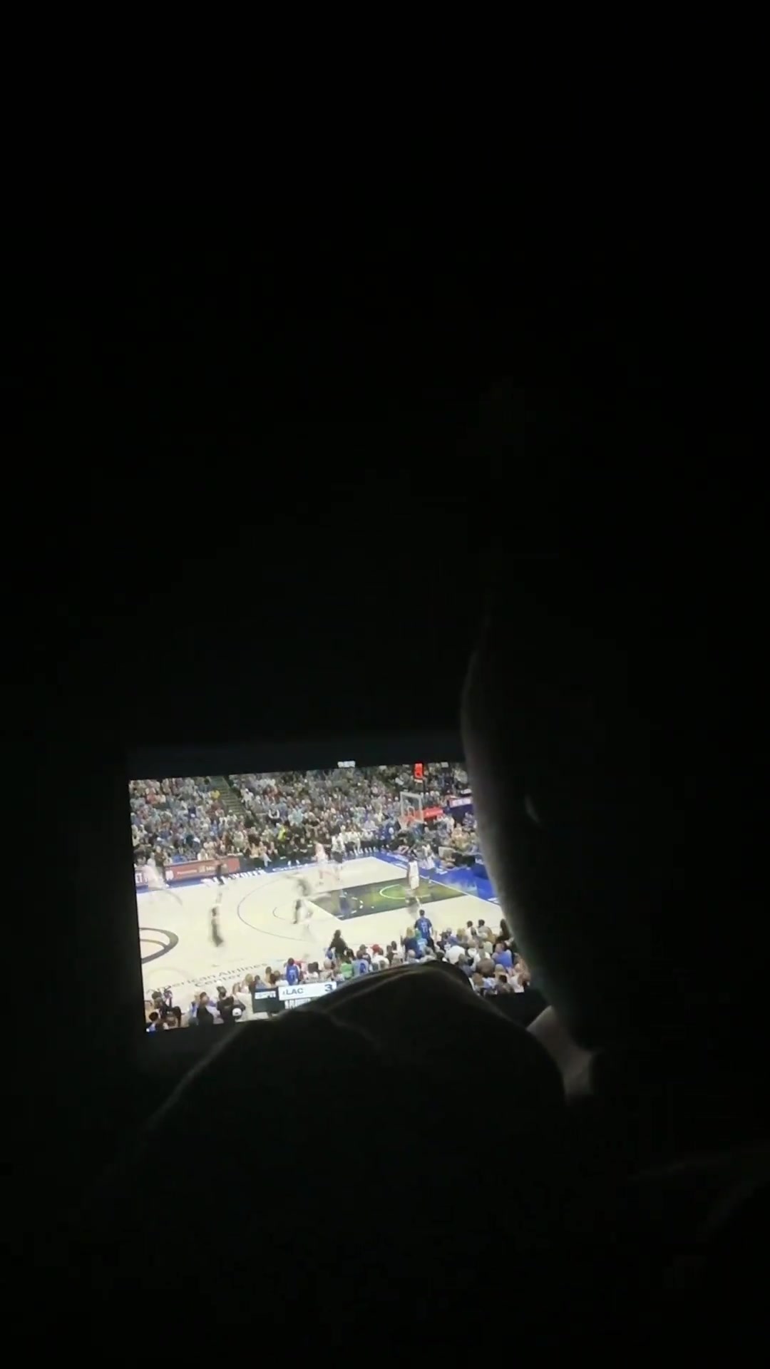 大半夜看船侠G4！“老公，篮球救过你的命啊？”