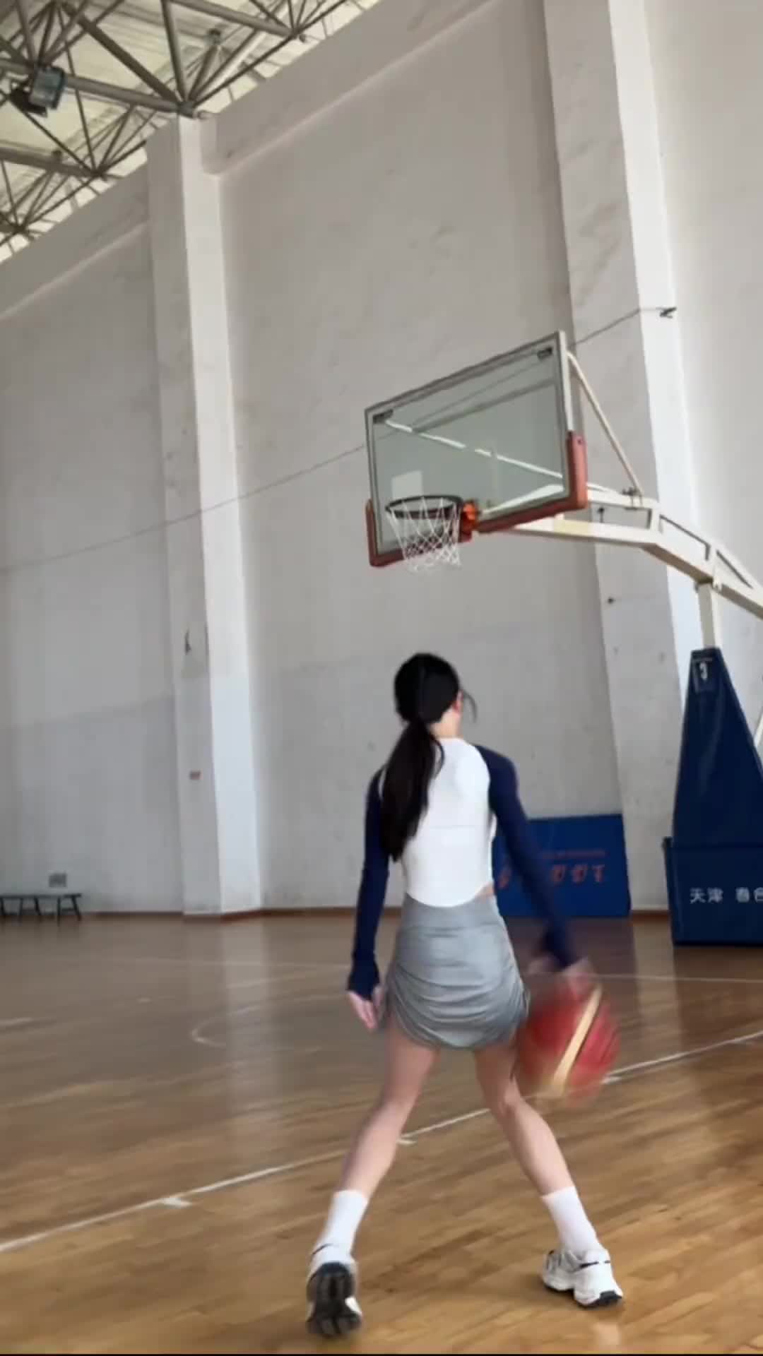 谁说甜妹不能穿裙子打球？？？