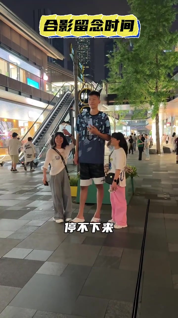 引人注目！国内2米26巨人 在成都太古里走一圈什么体验？