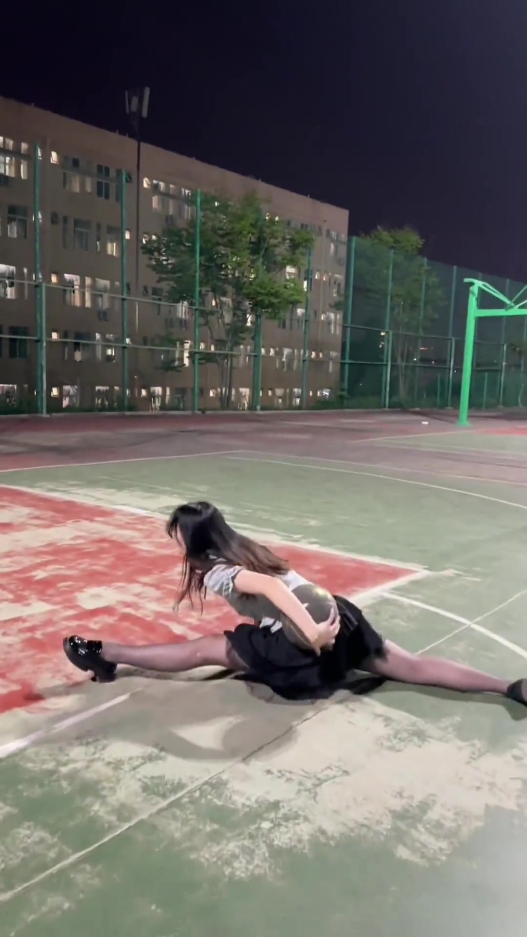 妹子穿着黑丝短裙打球 不慎滑倒劈叉看着都疼啊！