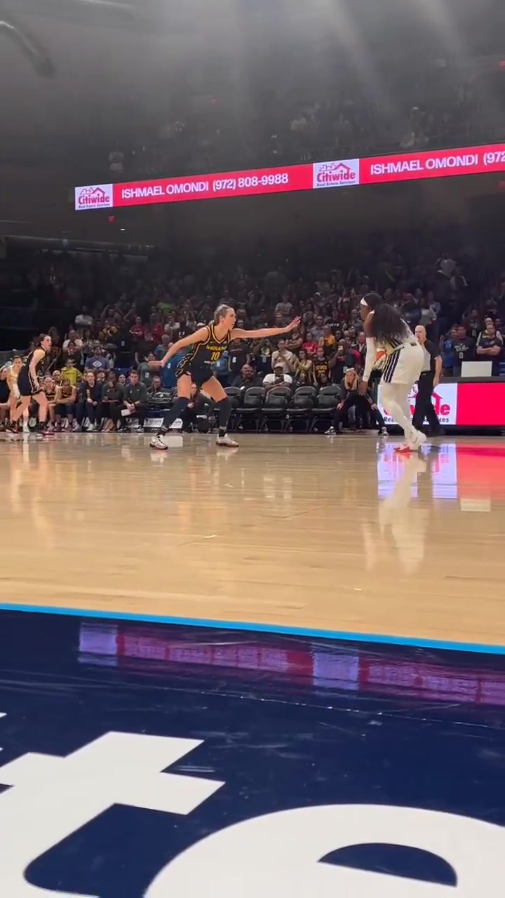 WNBA状元克拉克被绝杀！飞翼队阿里克-奥贡鲍尔三分绝杀，送克拉克季前赛首秀失利！
