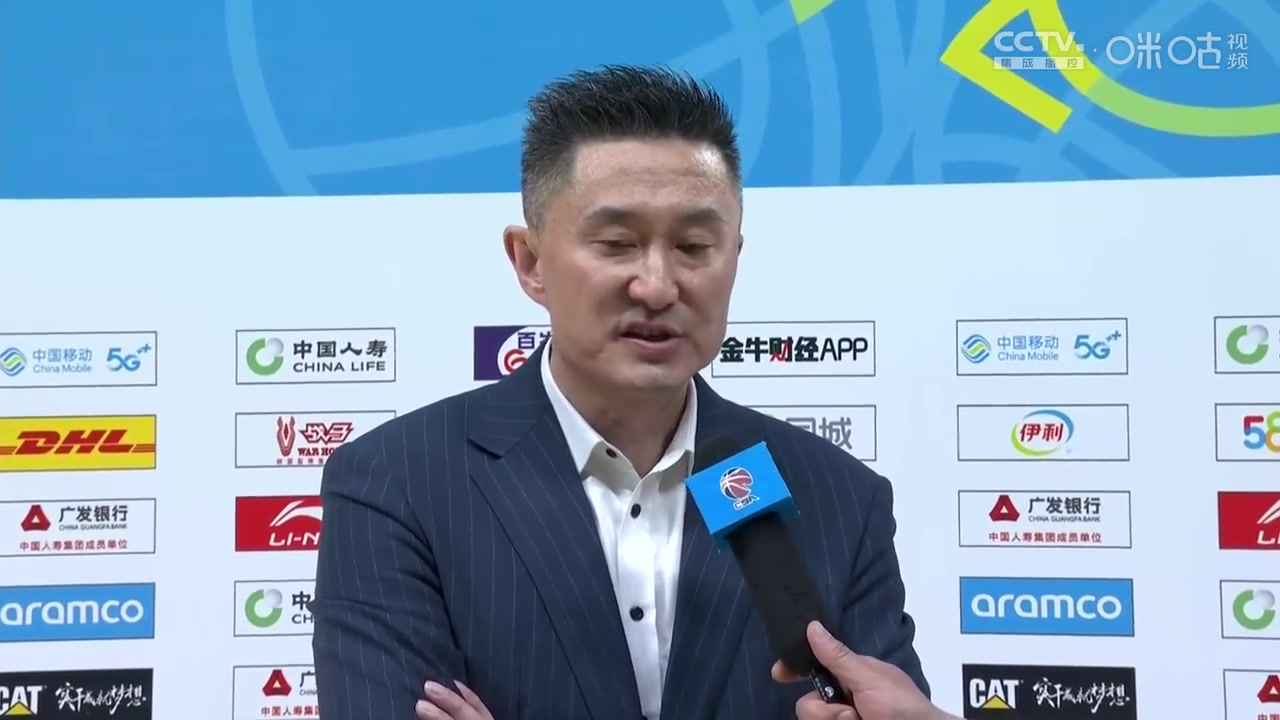 杜锋：今天大家打得十分专注，辽宁是卫冕冠军，我们是年轻球队还得多向他们学习！
