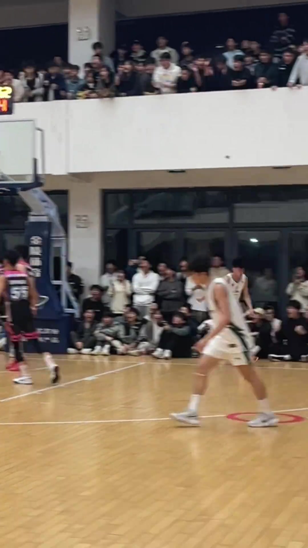 哇~~~这年轻人！ # 篮球需要沉淀