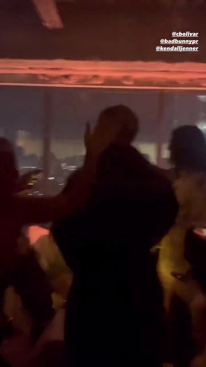 布克表示：？？？詹娜近日与前男友“bad bunny”在夜店疯狂嗨皮！