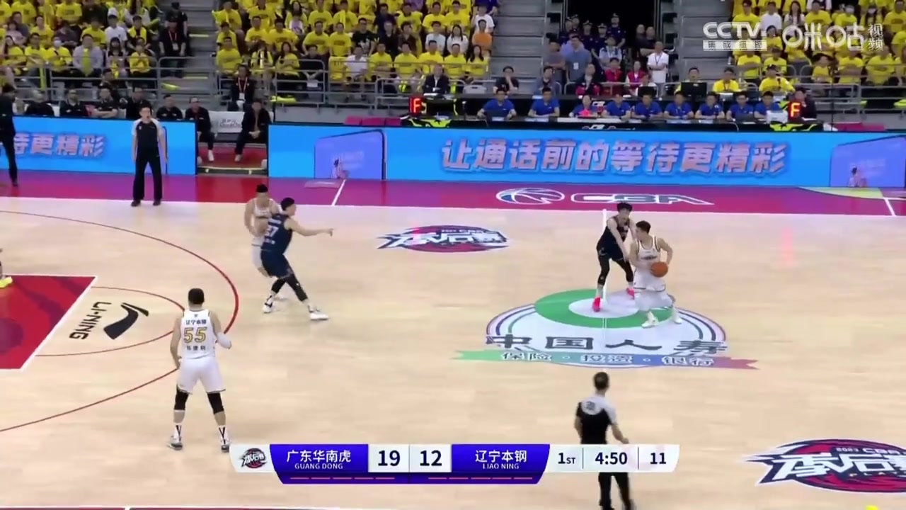 徐静雨怒喷裁判业余：懂不懂规则啊？这球吹回场？？？
