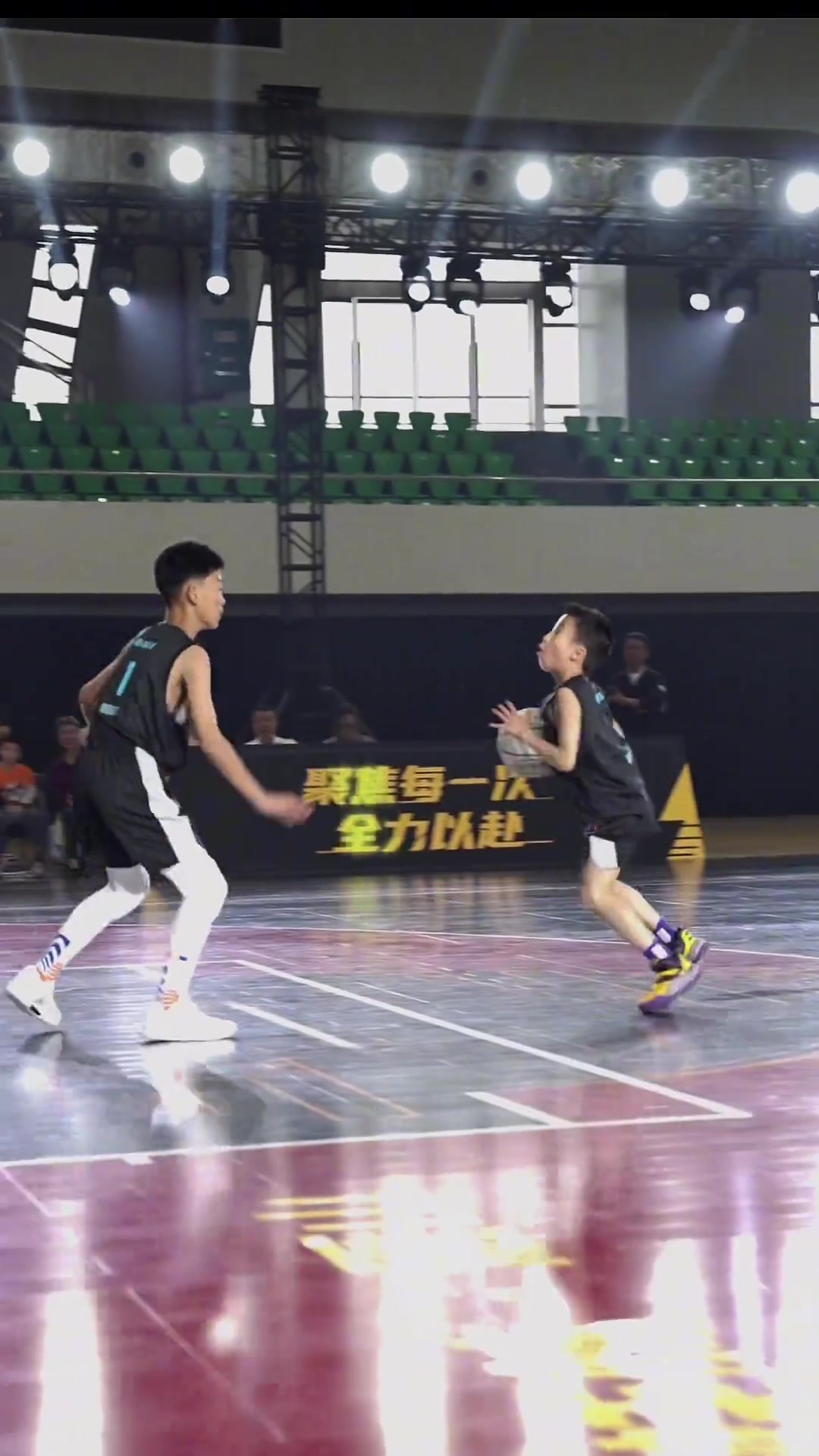 小小年纪，拜佛就以炉火纯青了