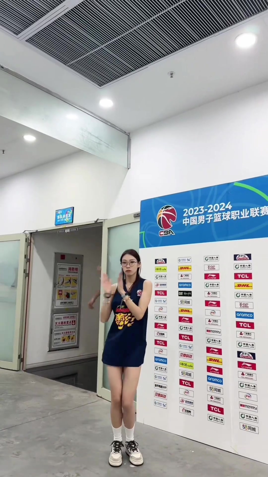 已知大韩身高2米15 求啦啦队小姐姐的身高