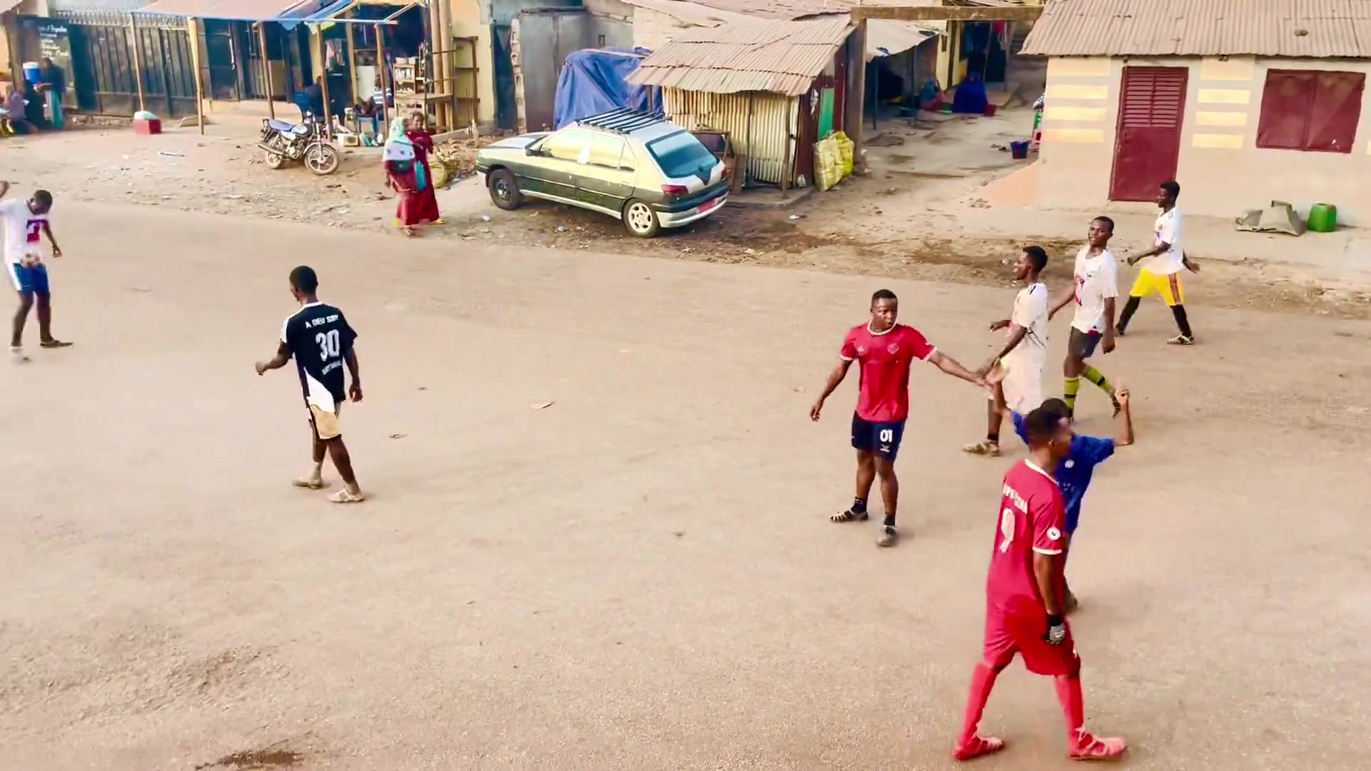 非洲街头足球 不管环境如何都要全力奔跑！