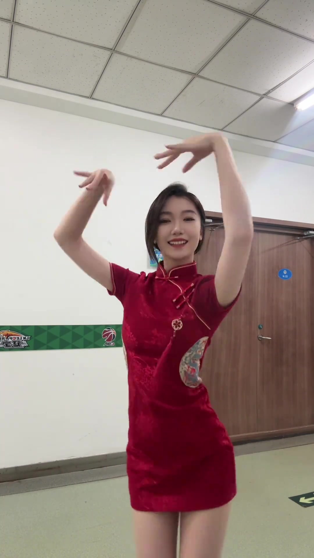 赢球啦！辽宁啦啦队小姐姐献上旗袍热舞~