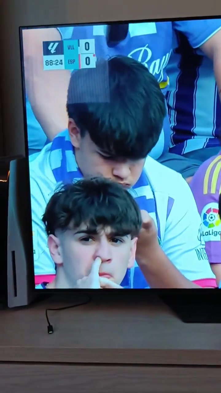 勒夫传人！西班牙一球迷场边吃鼻屎被摄像机抓拍到