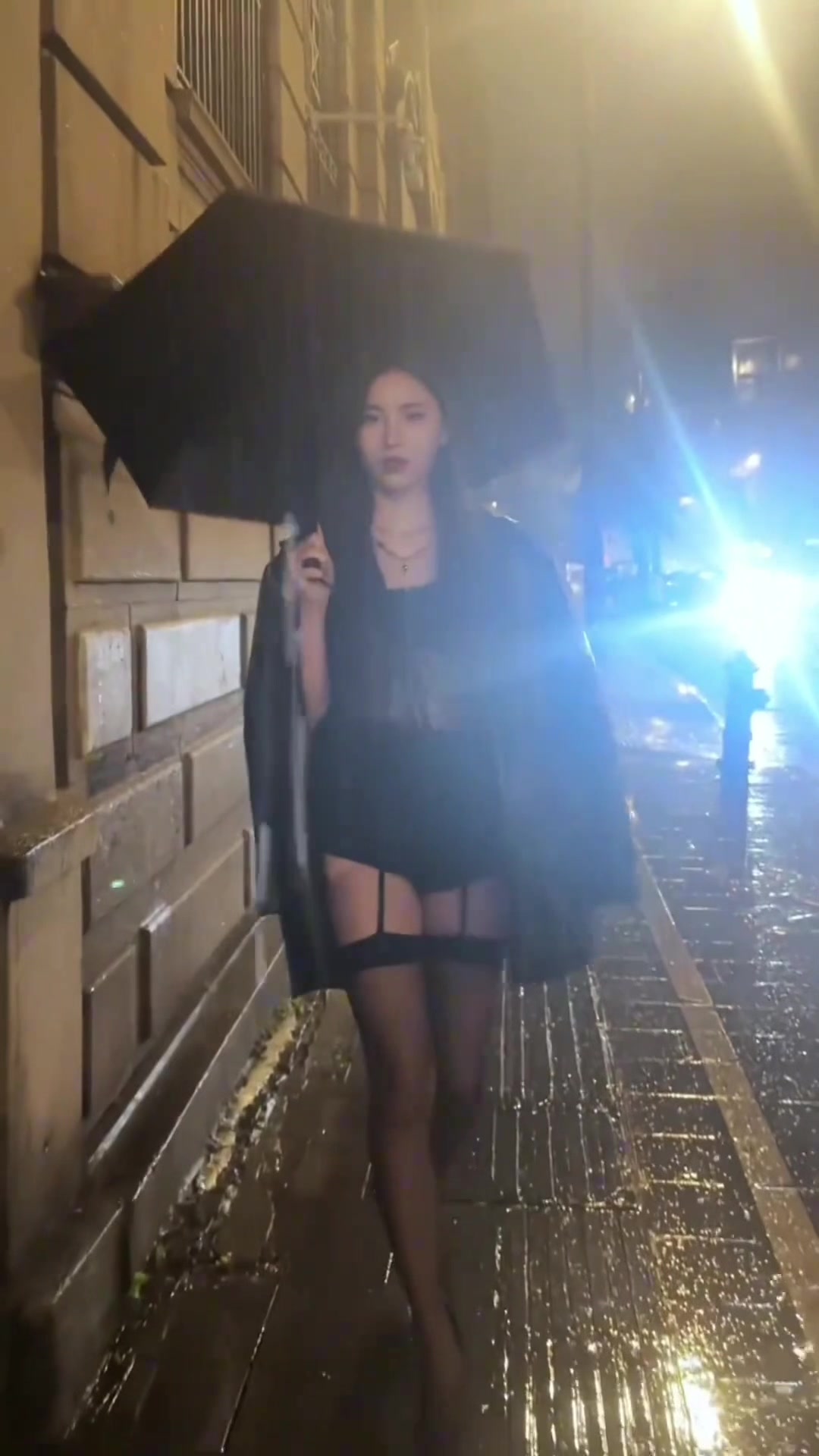 羡慕程鑫凯！鸡腿诺这黑丝吊带大长腿 谁看了不迷糊