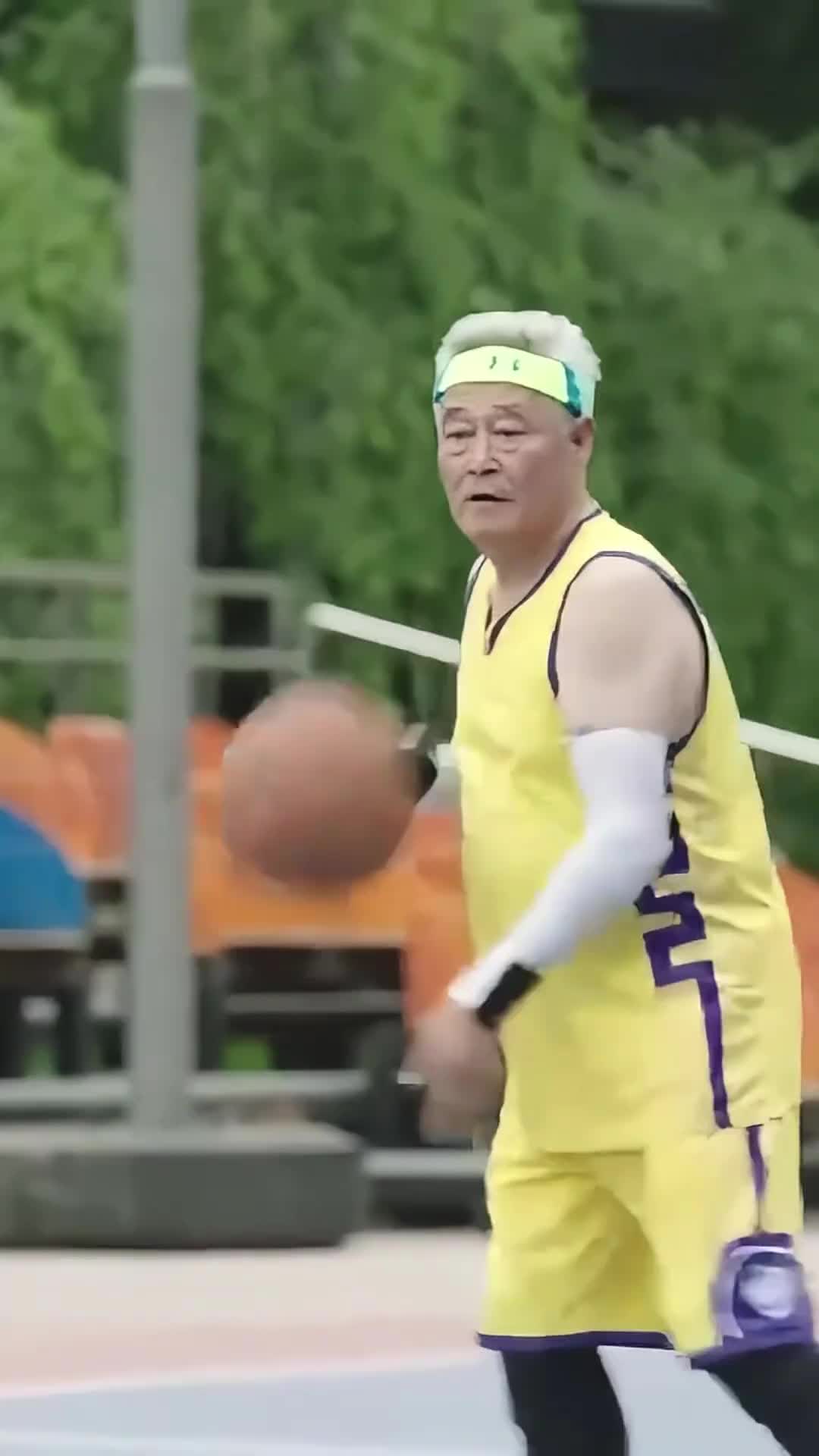 辽宁男篮铁杆粉丝赵本山打球什么水平？