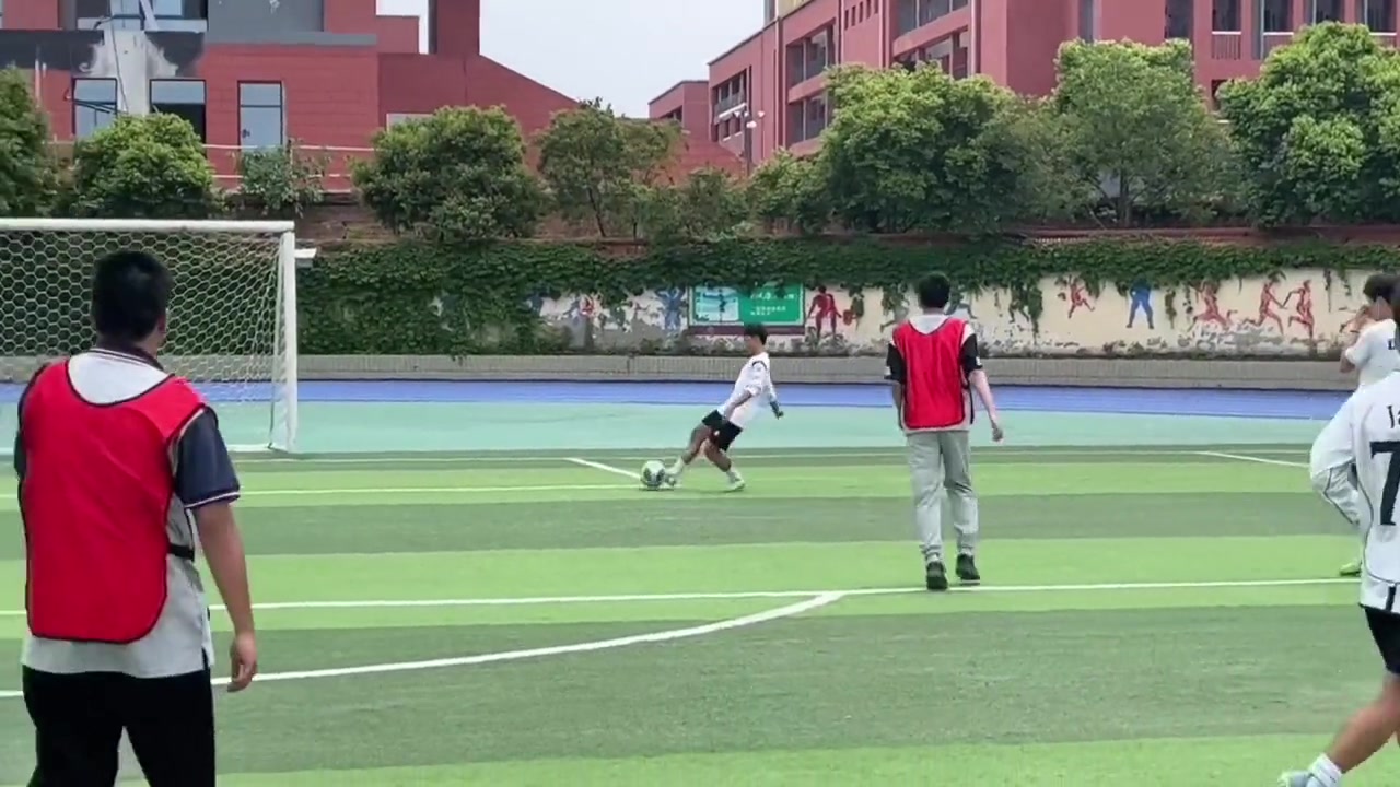 校园足球的普斯卡什！ 这脚倒勾80岁还能记得