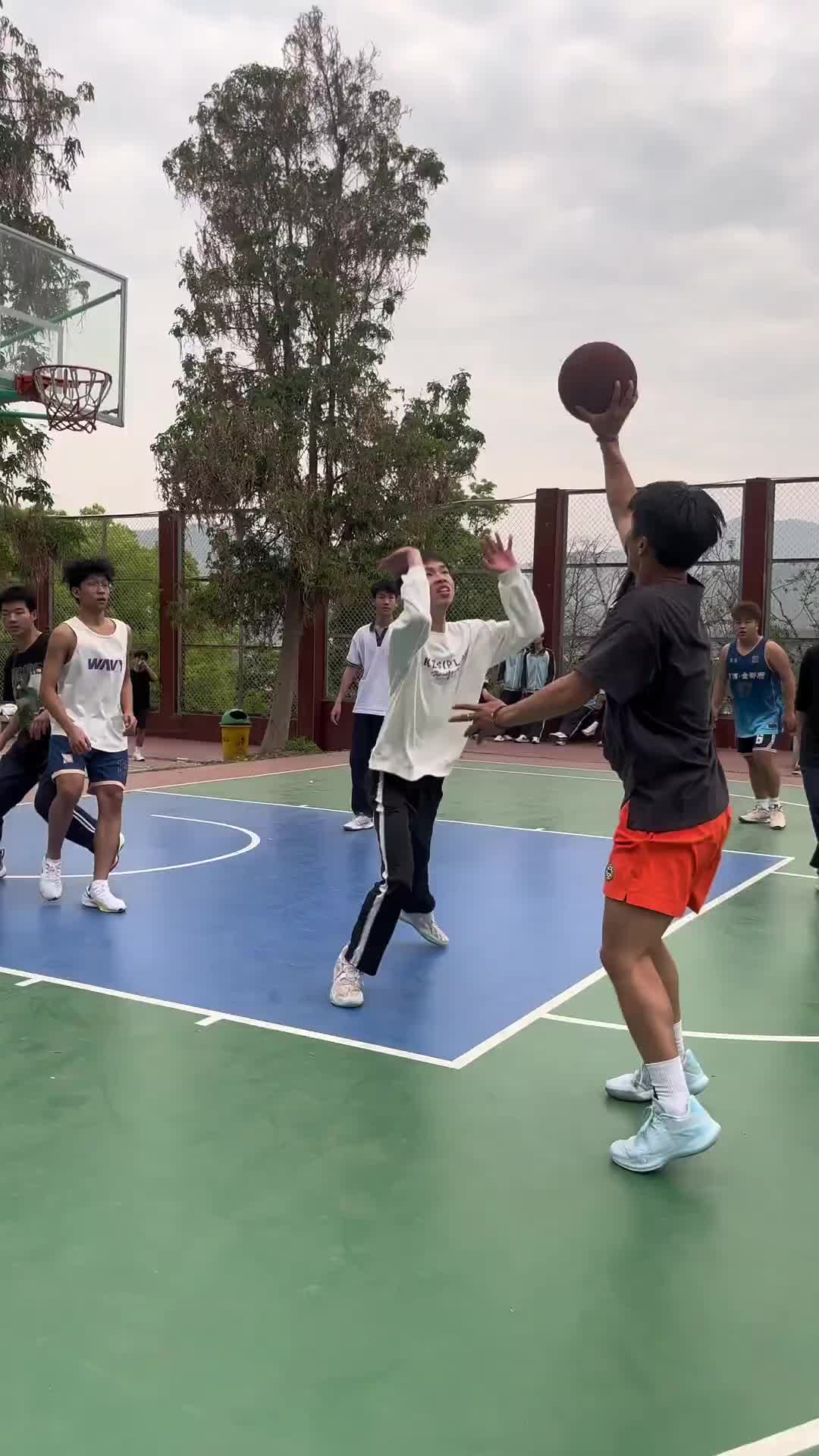 起猛了 看到乔丹在小区打篮球