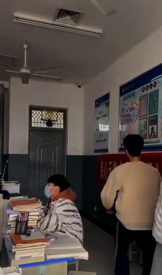 班主任：谁让你们在班级里打篮球了？
