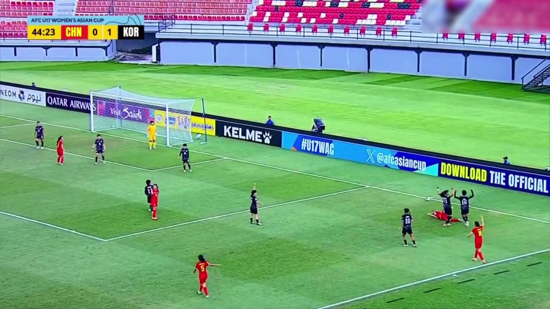 太精彩了！U17女足边路1v3穿裆过人！