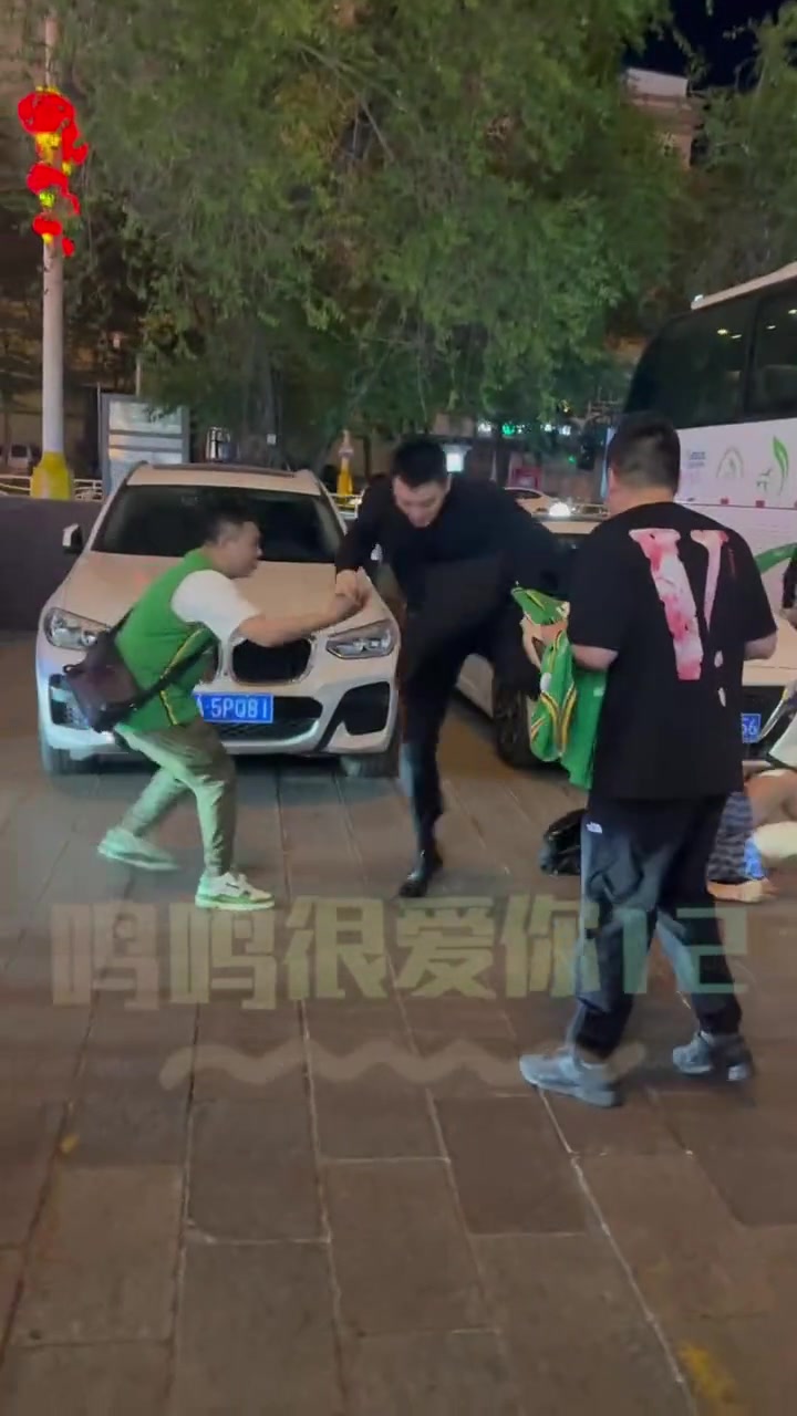 球迷贴身求签名被杨鸣绊倒 网友：这该怎么吹