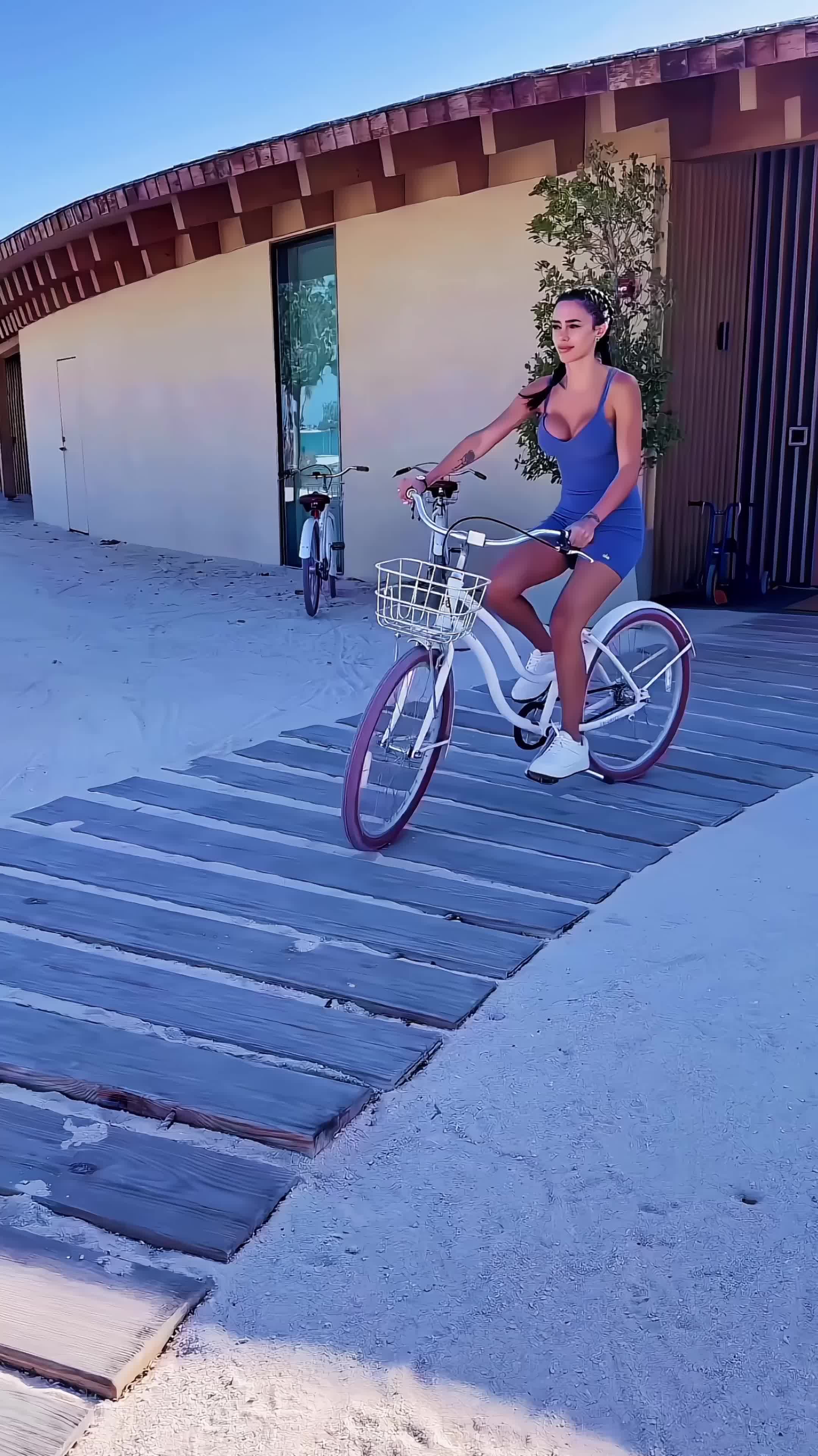 内马尔女友布鲁娜穿着紧身衣骑自行车，身材真好