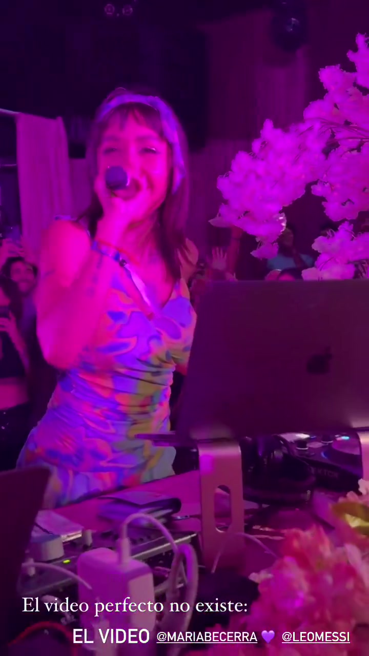阿根廷女歌手表演时，看看她身后的那个男人是谁？