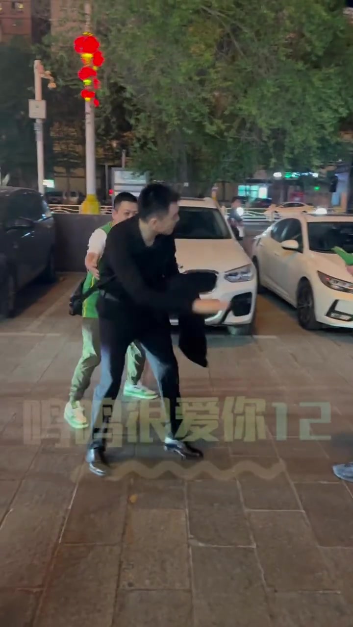 杨鸣这小驼背，乍一看，还以为是张嘉译老师。