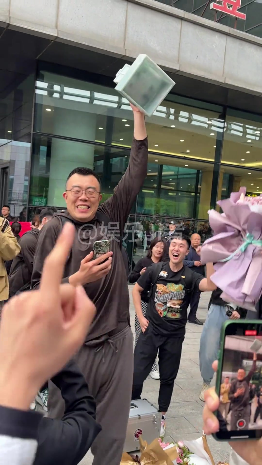 辽宁球迷接机 韩德君当着众人的面举起了至尊鼎~
