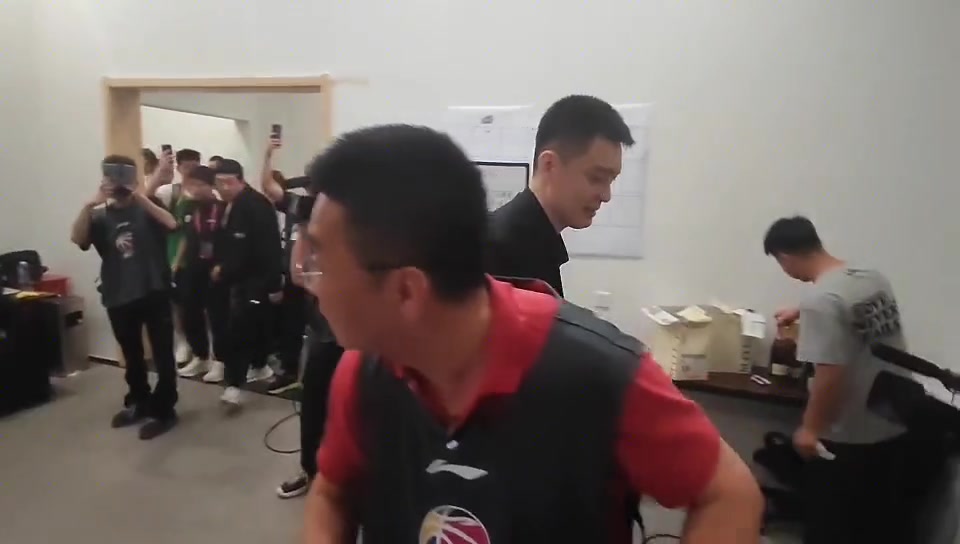 开心归开心 外套可不能湿了哈！杨鸣走进更衣室先问：香槟在哪？随后马上脱掉西服~