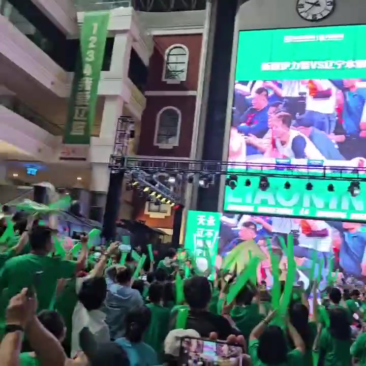 ❤真爱粉！辽篮球迷在沈阳观看直播庆祝辽宁夺冠！