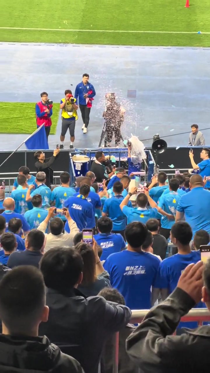南通球迷视频：我们球迷挺松弛的，中场休息求婚贼浪漫～