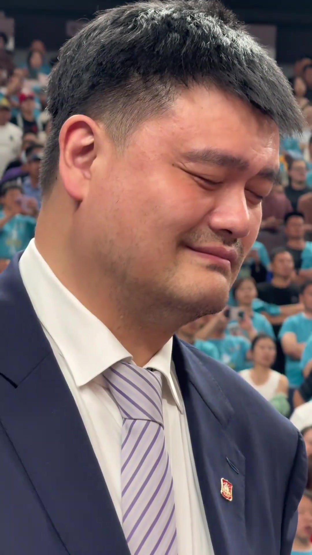 有点困了？姚明给辽宁男篮颁奖露出神秘微笑